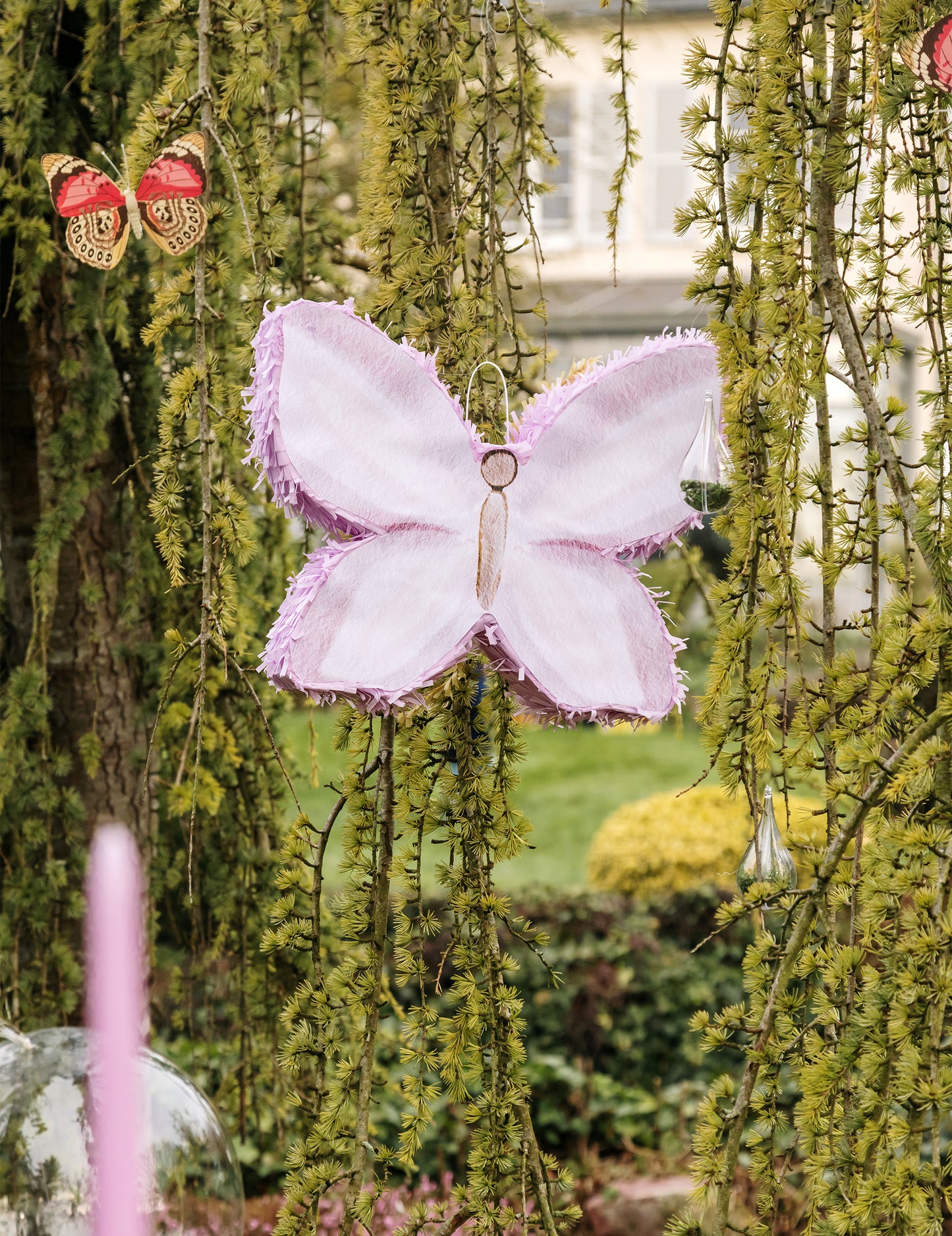 Pinjata leptir od kartona u ljubičastoj i krem boji, 45 x 36 x 8 cm za rođendan