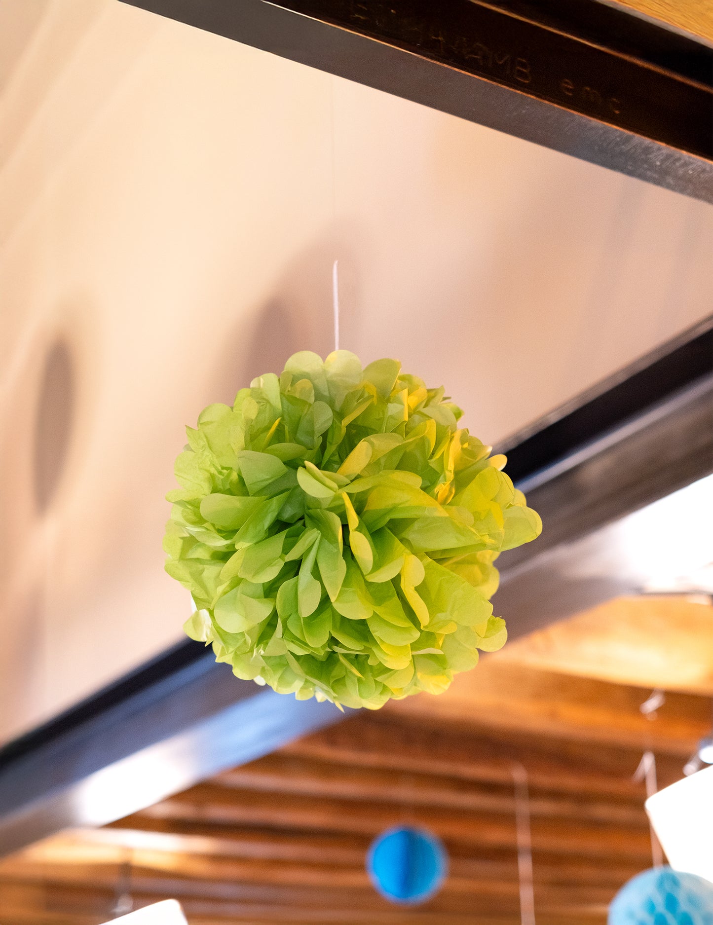 Viseći pompon od limun zelenog svilenog papira 40 cm