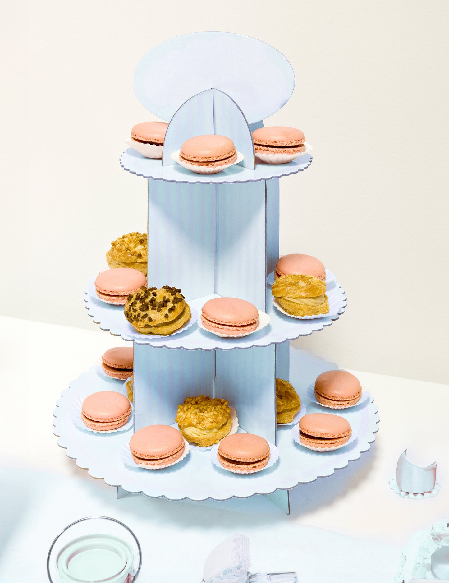 Bijelo-plavi kartonski stalak za kolačiće 30 x 42 cm za baby shower