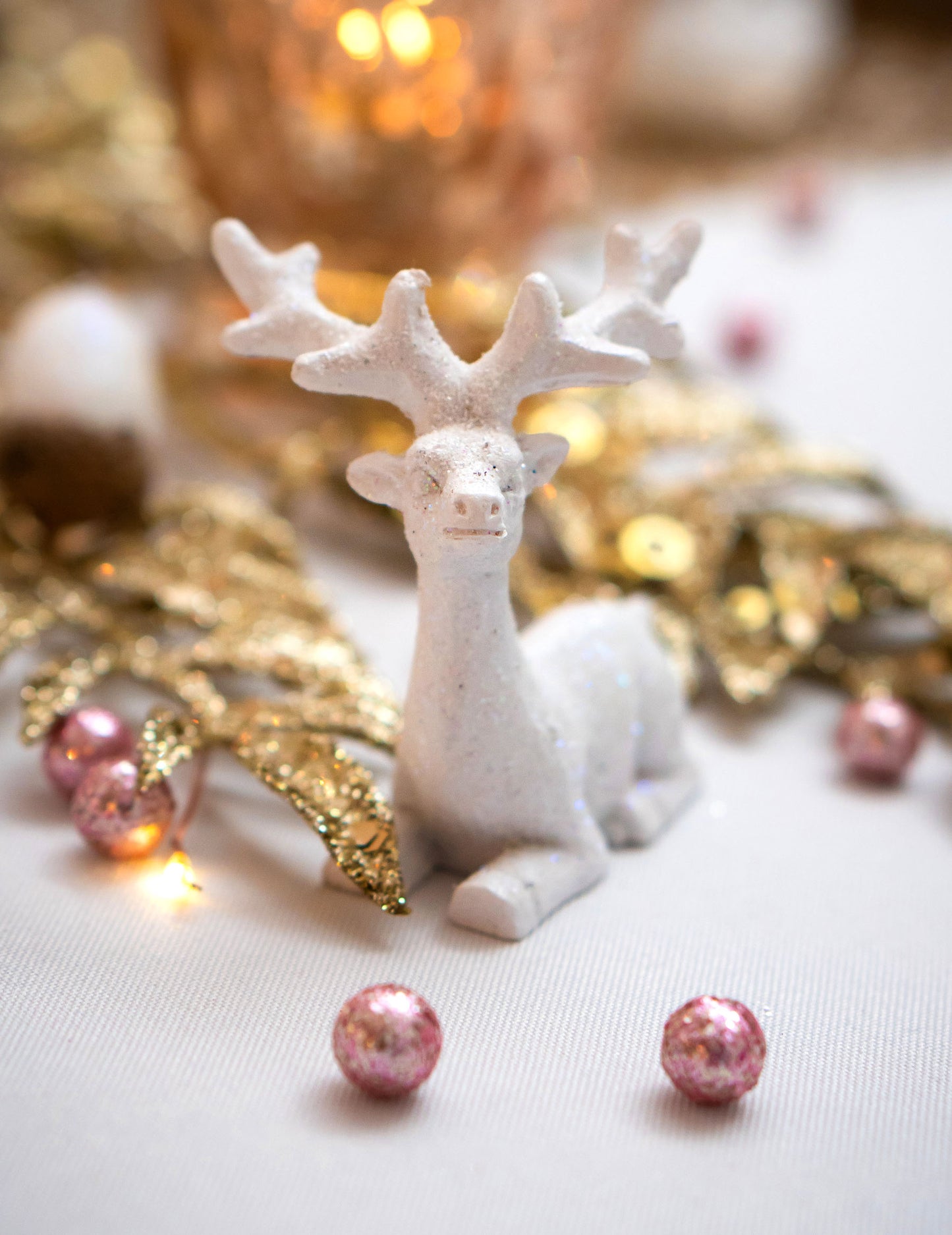 Vue de face du renne en résine de Noël pour décoration