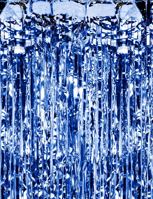 Détail des franges scintillantes du rideau de fils métallisé pour fête bleu nuit