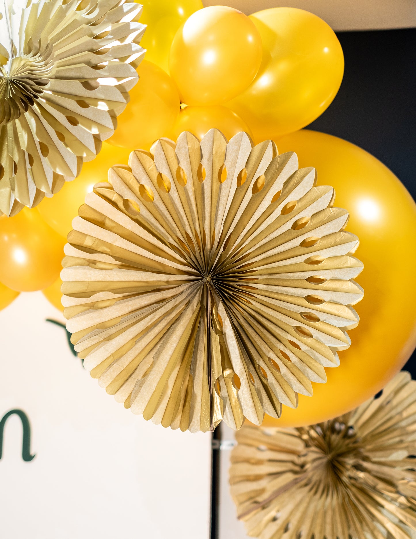 Zlatna papirnata rozeta 40 cm, dekorativni viseći lepezasti ukras