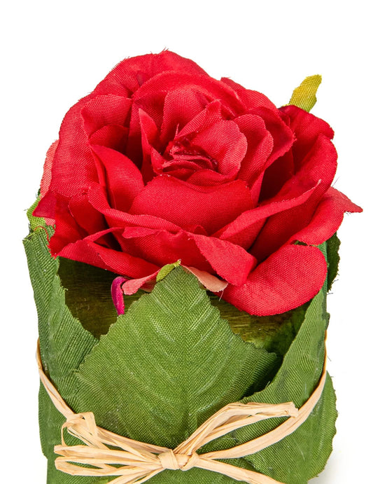Gros plan sur la fleur de la Rose dans un pot en feuillage pour mariage