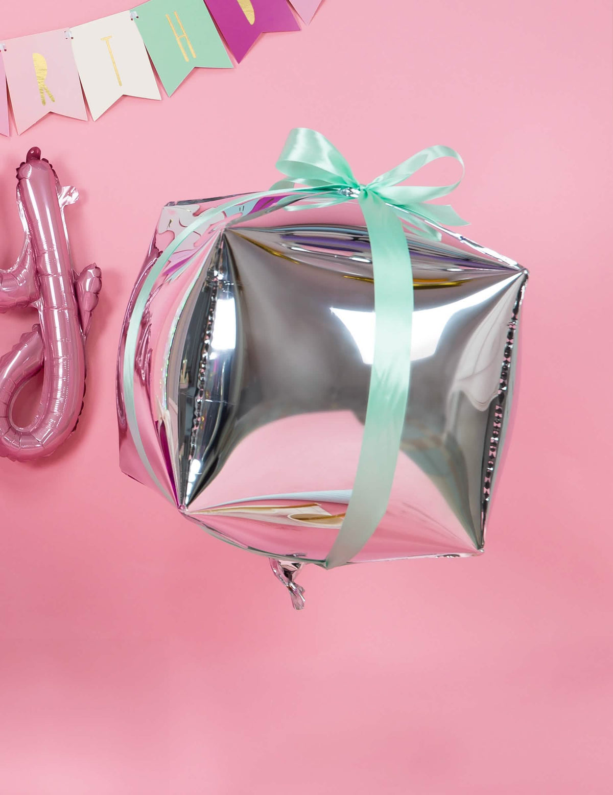 Postavljanje satenske vrpce na balon za dekoraciju
