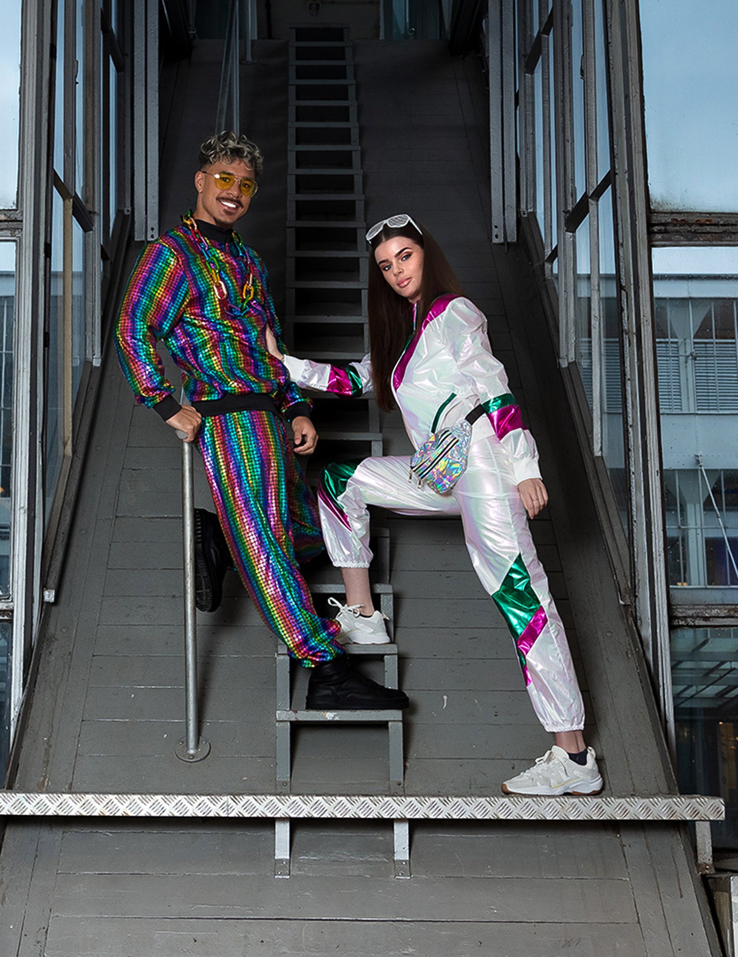 Mise en situation du sac banane holographique argenté