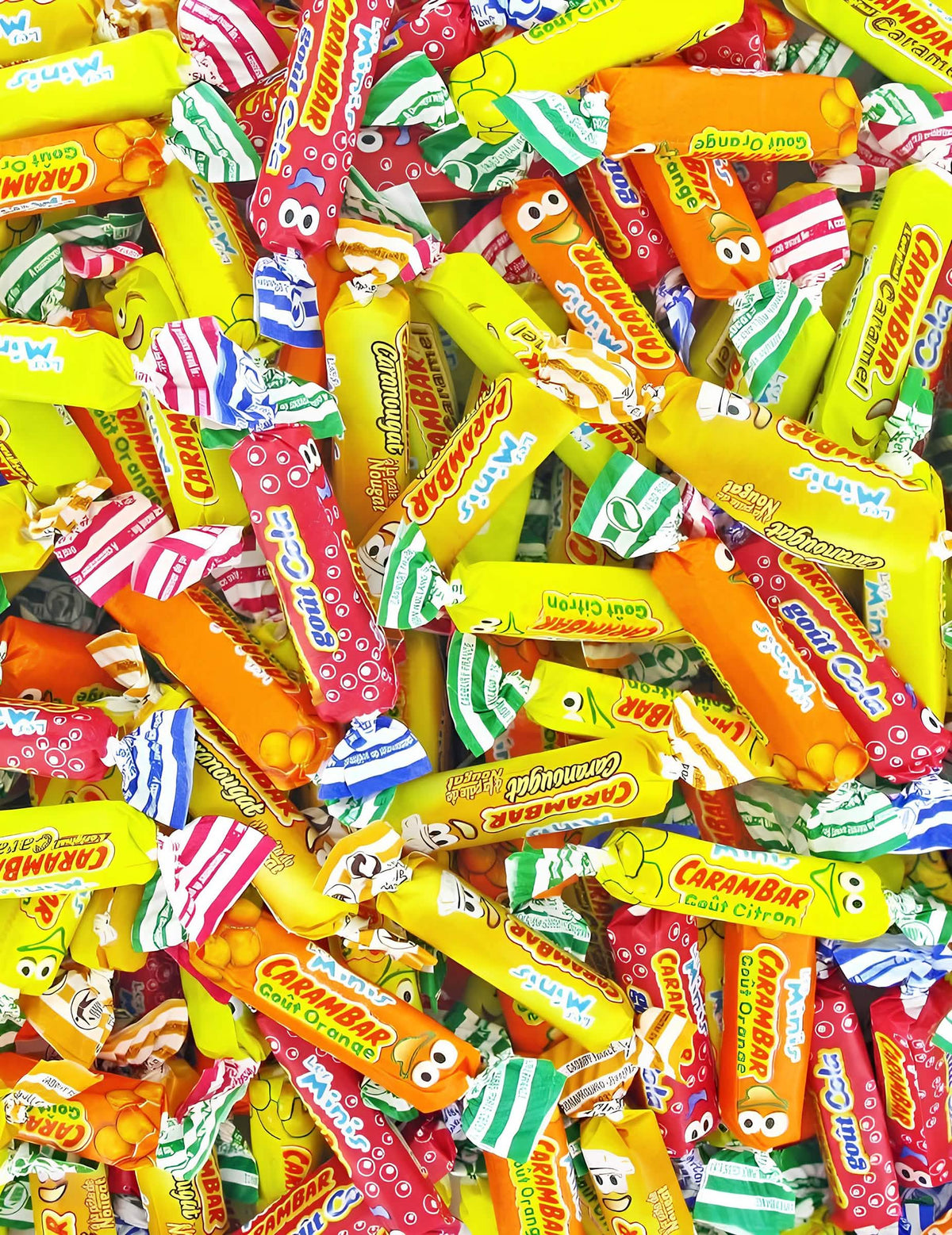 Krupni plan na bombone iz mini vrećice Carambar Minis Mix