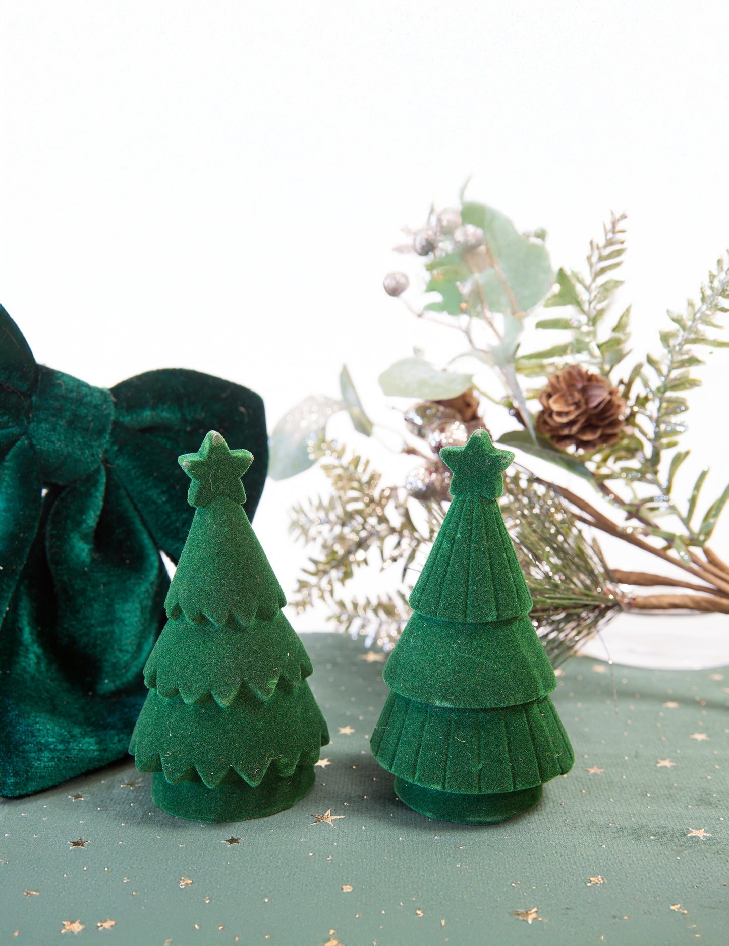 Zeleno božićno drvce od smole s efektom baršuna 11 cm, ukras za stol