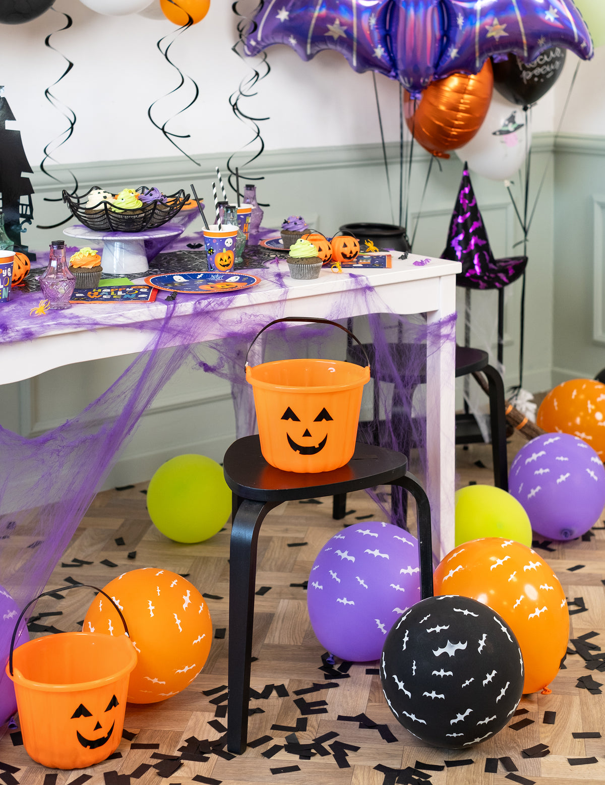 Smještanje u svečani dekor kantice bundeva za halloween