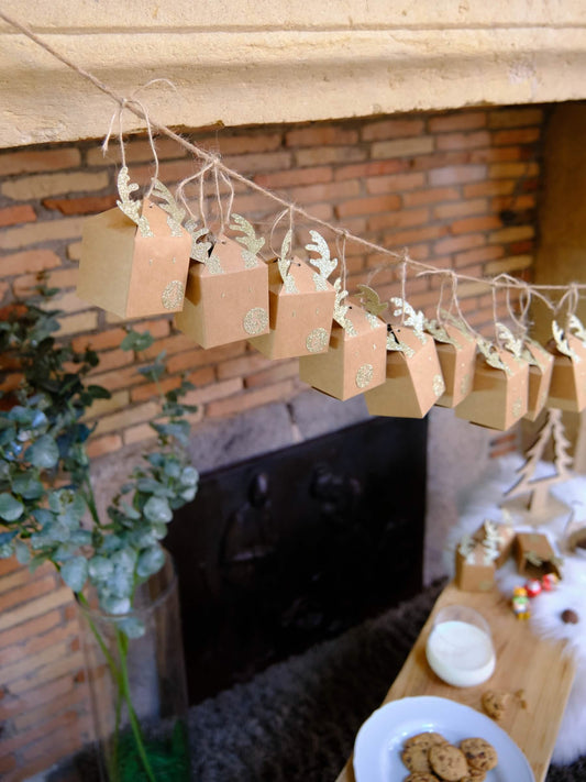 Mise en situation sous forme de guirlande du set calendrier de l'avent renne en kraft