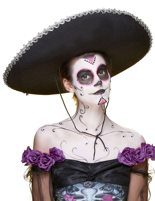 Vue de face porté du Sombrero pour adulte noir avec bordure argentée