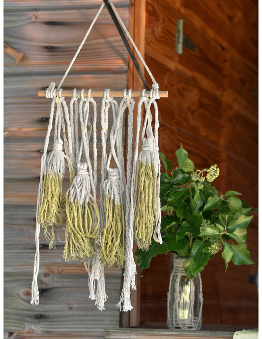 Détail des pompons de la suspension en bois décoration bohème pour mariage