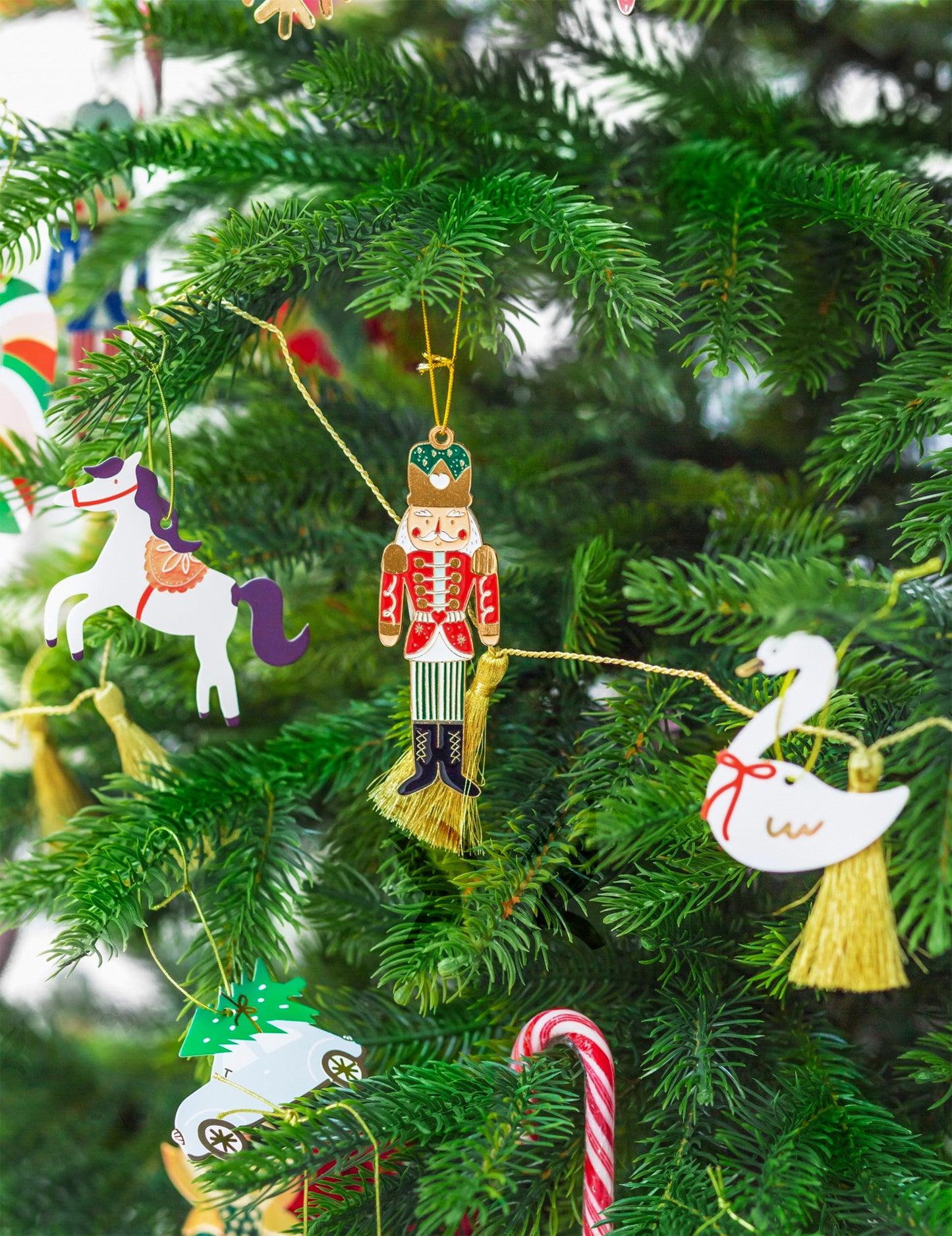 Božićni viseći ukras u obliku krckalice za orašare 10 x 3 cm tradicionalni vojnik