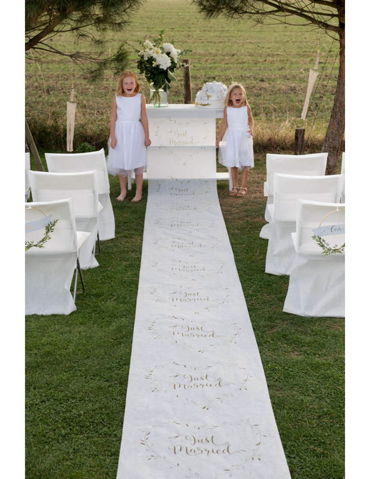 Mise en situation du tapis de cérémonie Just Married pour mariage blanc et or