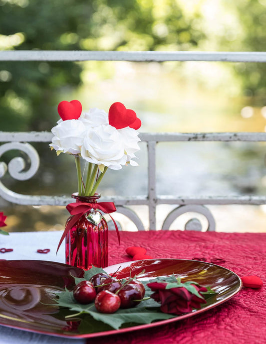 Mise en situation de table du vase en verre décoration ruban cœur rouge et argenté