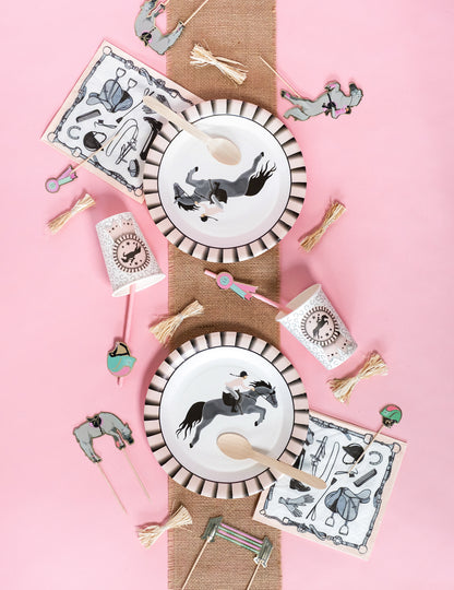 Mise en scène de table complète des assiettes en carton équitation