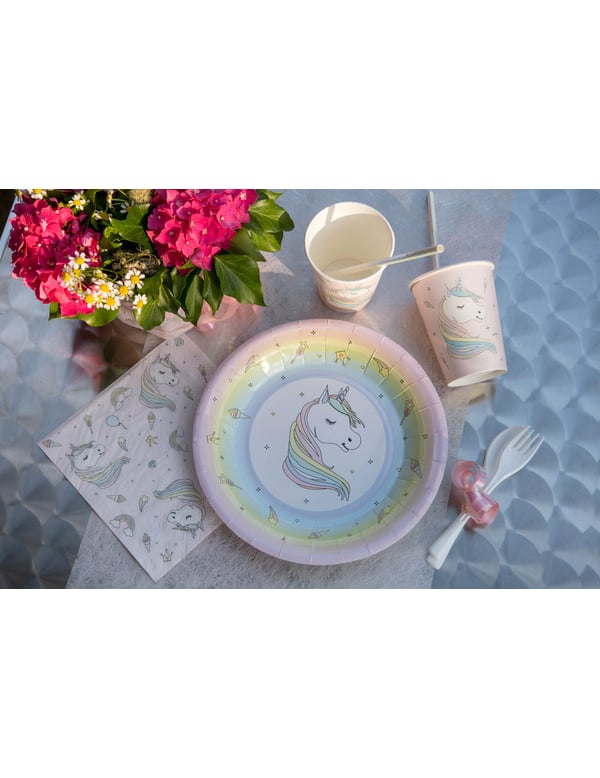 Mise en situation sur table de fête des assiettes en carton licorne