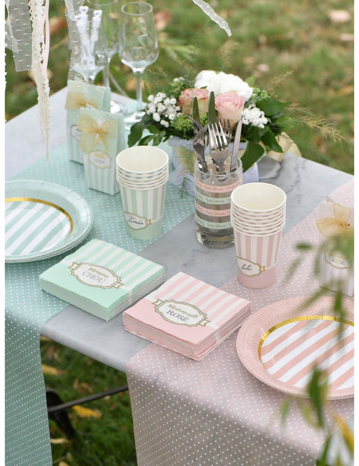 dekoracija stola s kartonskim tanjurima baby shower menta