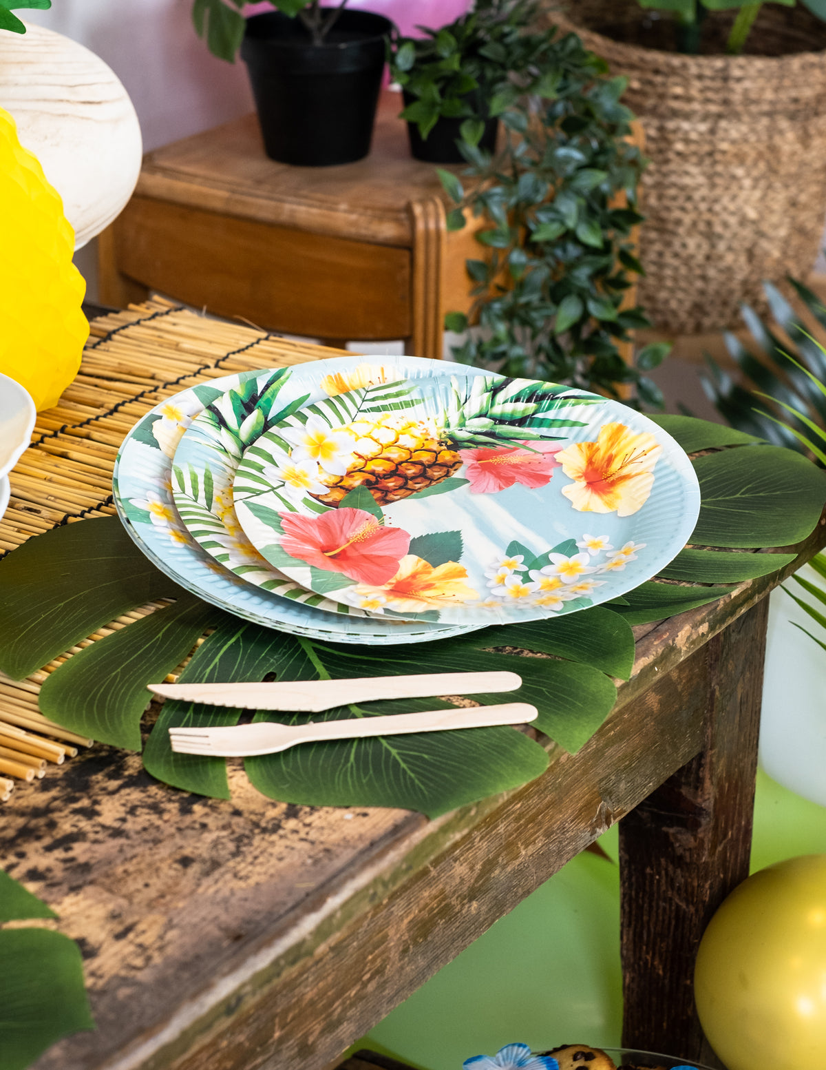 Mise en situation sur une table décorée des assiettes en carton Hawaii party