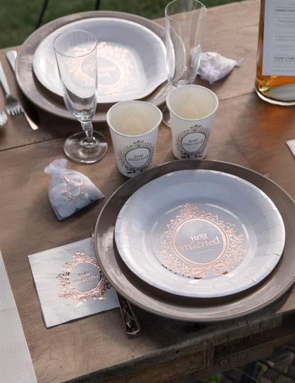 10 bijelih i ružičasto-zlatnih kartonskih tanjura "Just Married" 23 cm za elegantno vjenčanje