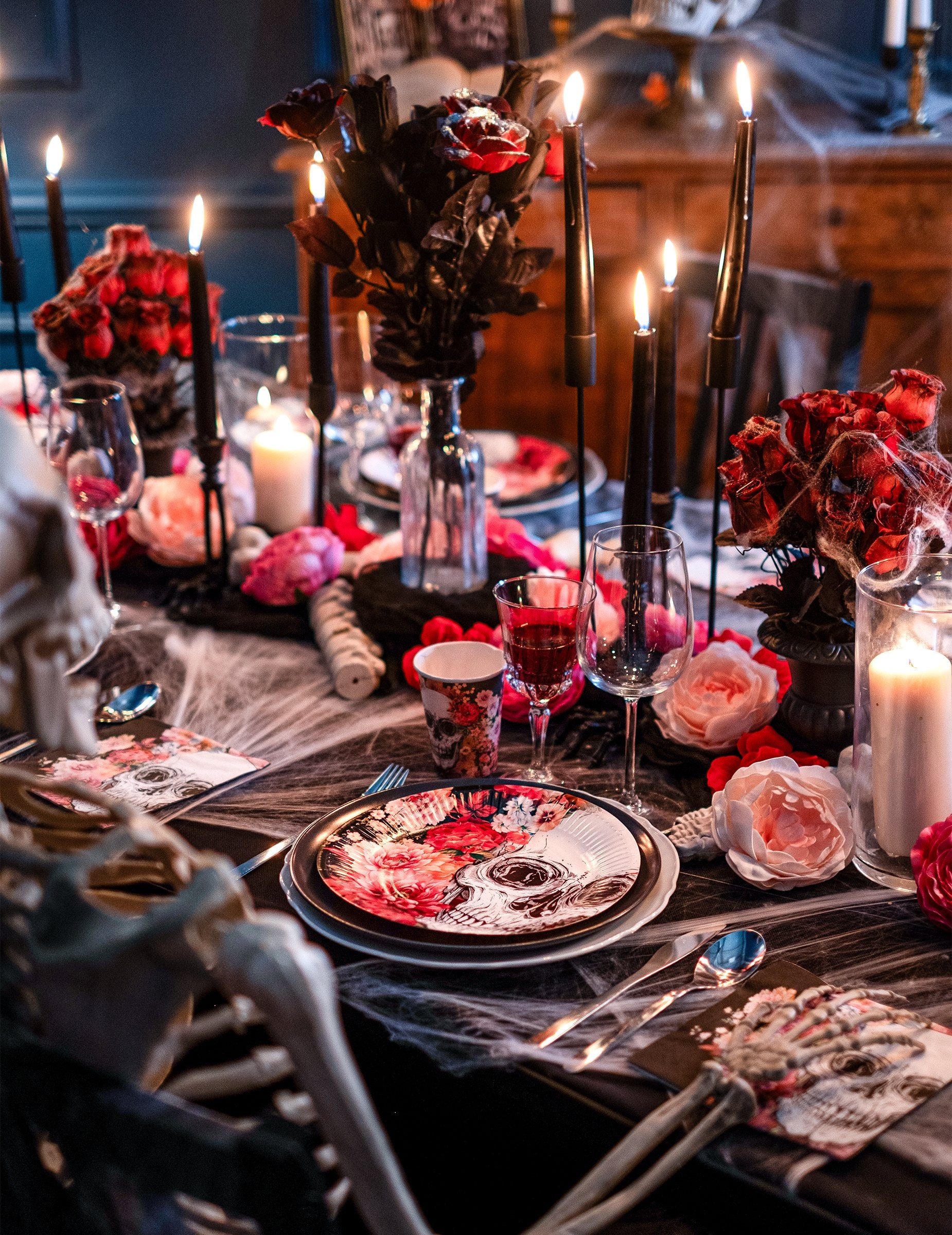 Ambiance de table des assiettes en carton squelette fleuri