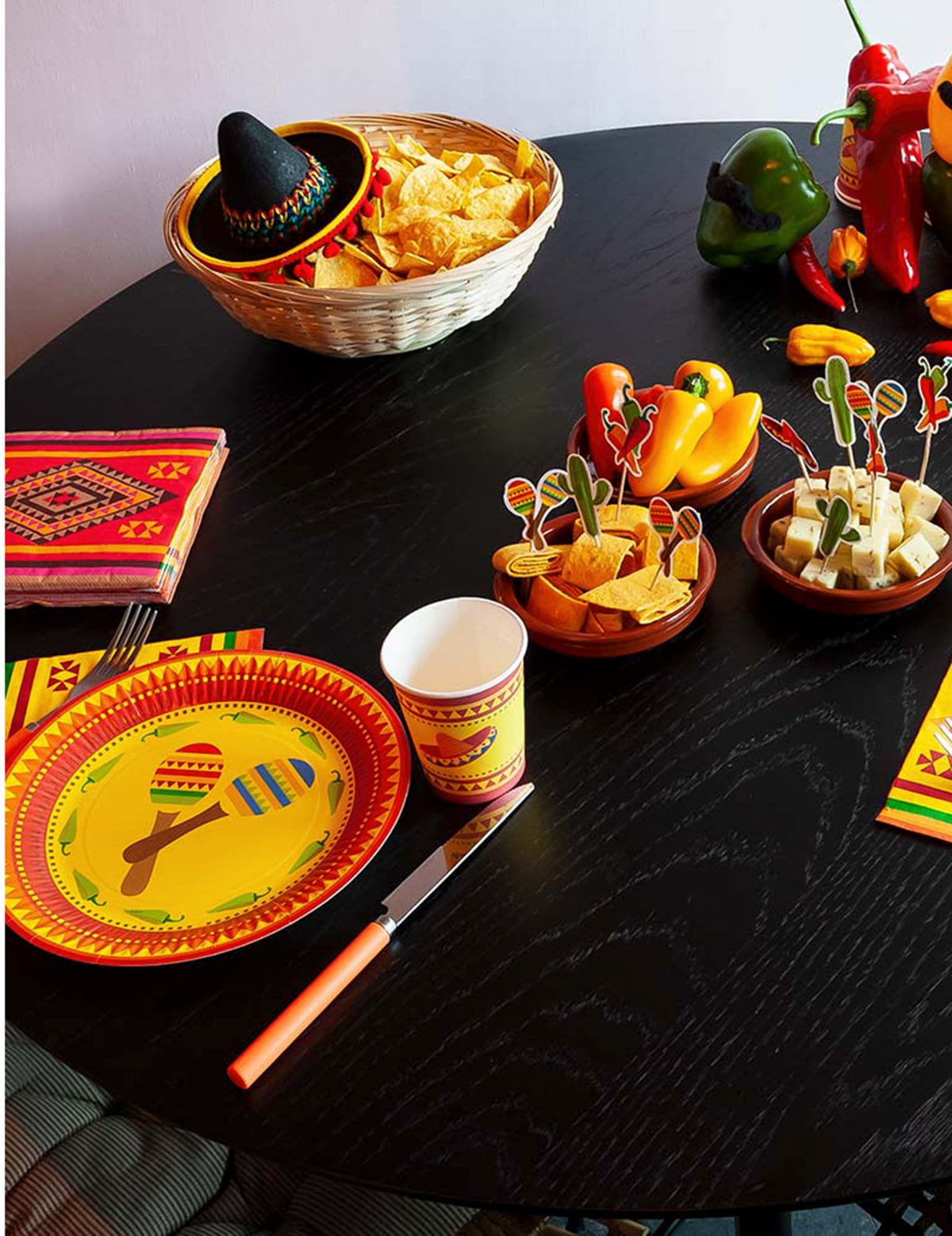 Mise en situation sur une table de fête des assiettes mexicaines