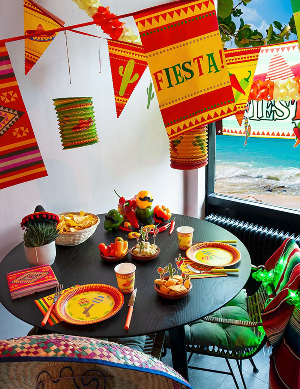 Vue d'ensemble de la décoration de table des assiettes mexicaines