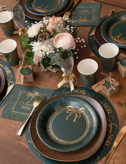 Vue d'ensemble de la décoration de table des assiettes en carton Noël pour fête vert et doré design chic
