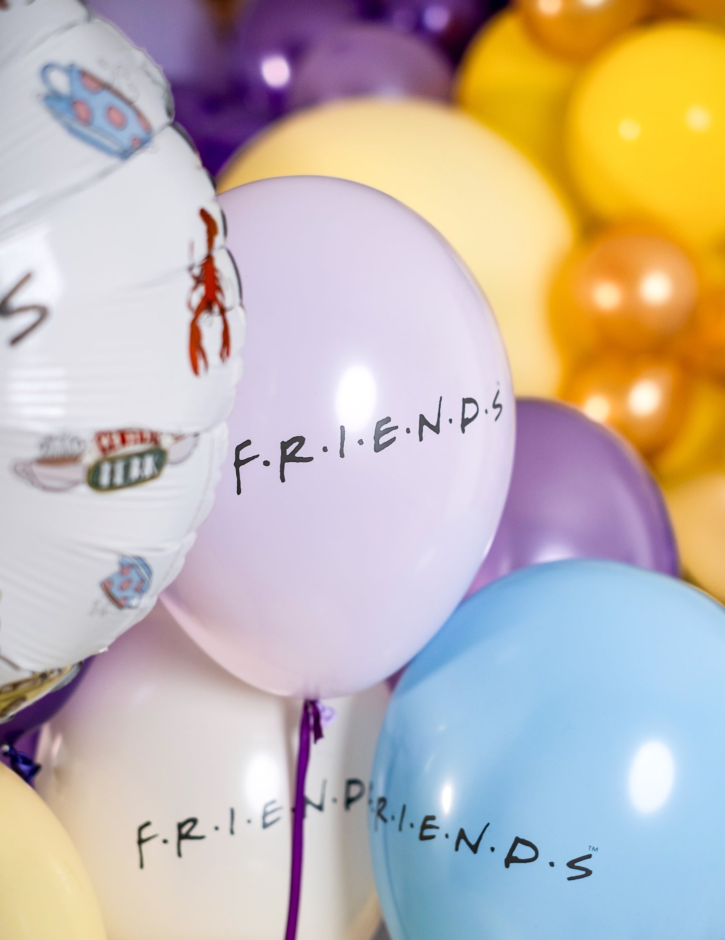 Détail du logo et des motifs iconiques des ballons latex Friends