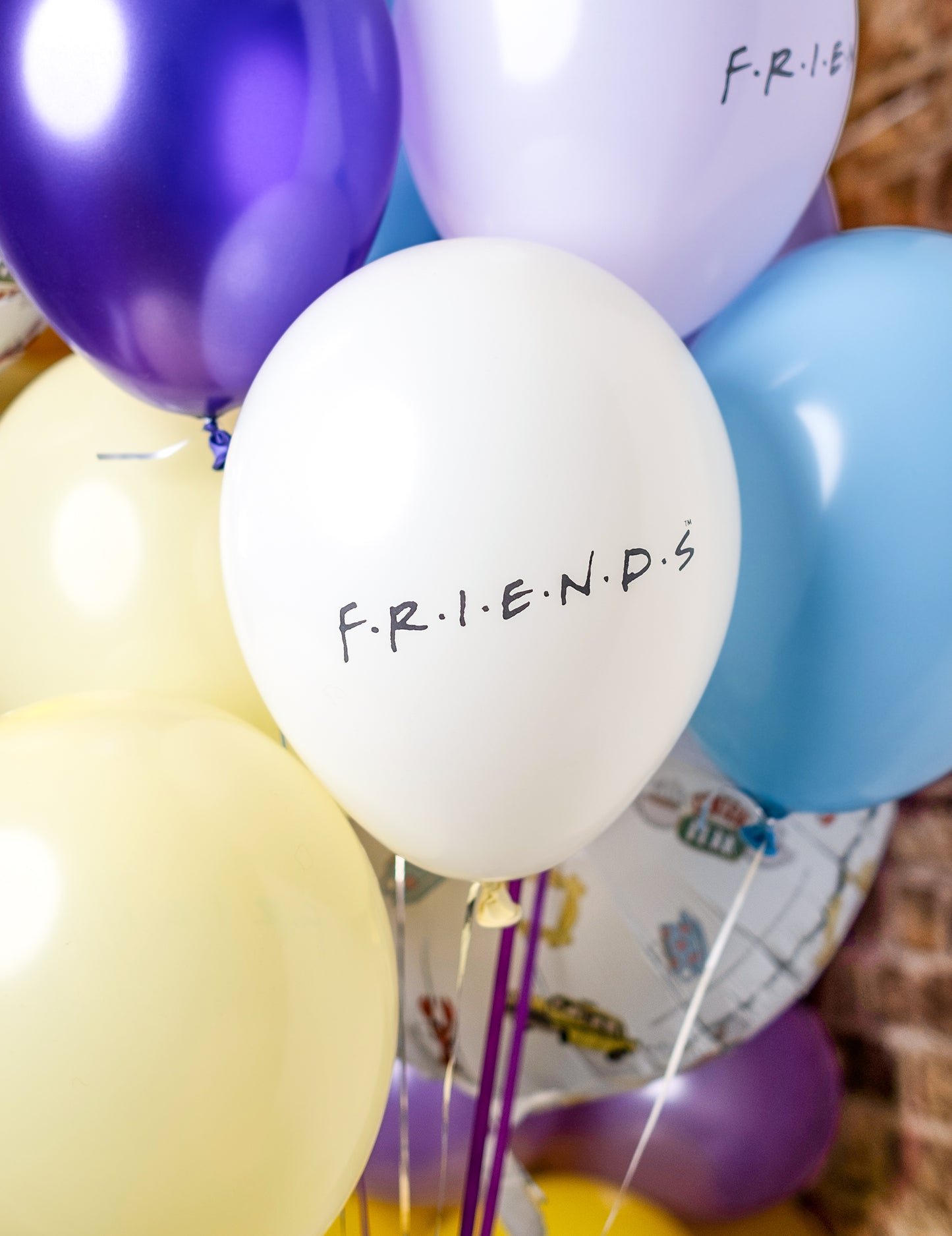 Focus sur le ballon blanc avec logo des ballons latex Friends