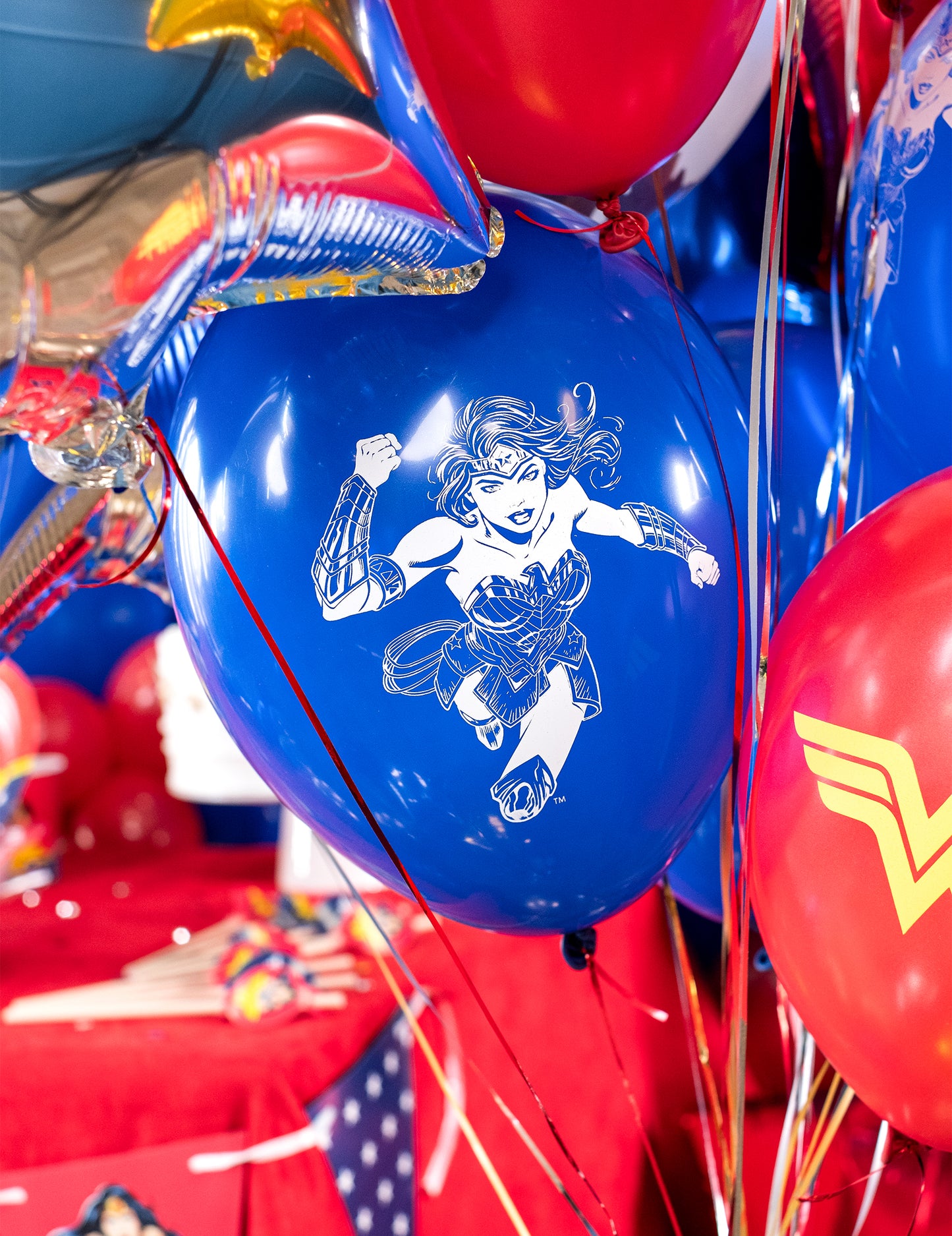 Gros plan sur l'illustration blanche du personnage du ballons latex Wonder Woman