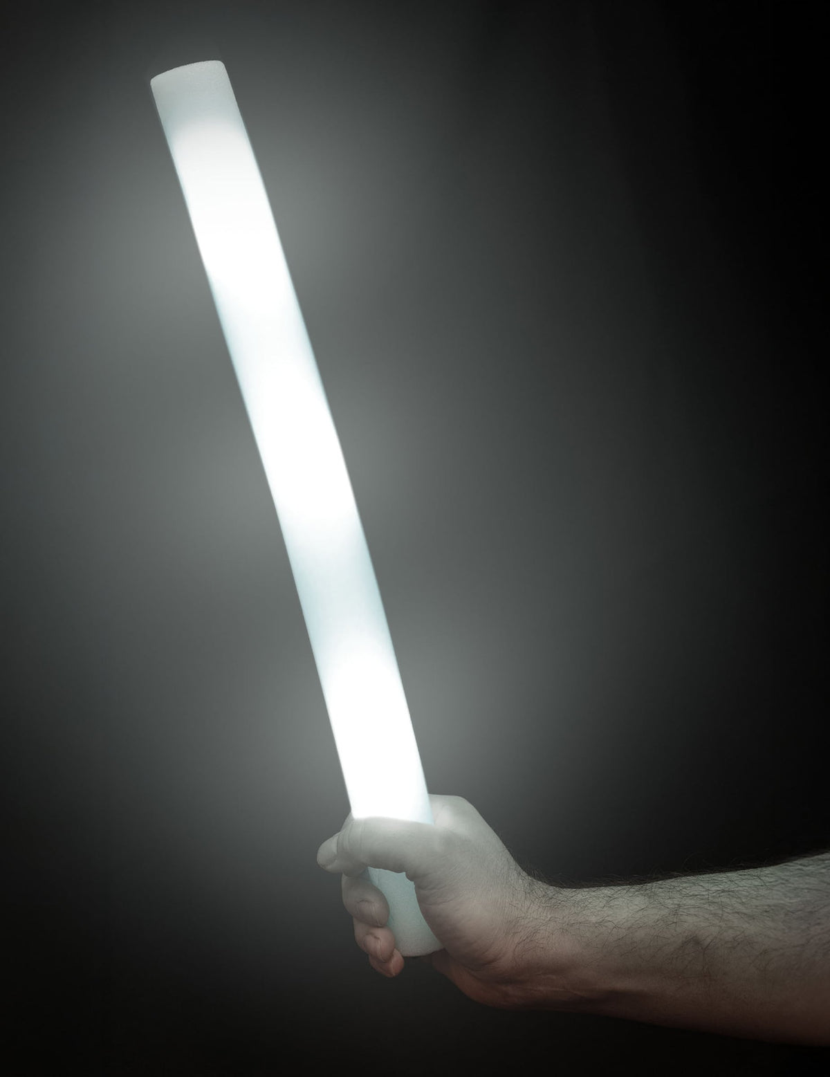 Vue du bâton allumé tenu à la main du bâton lumineux LED en mousse pour fête