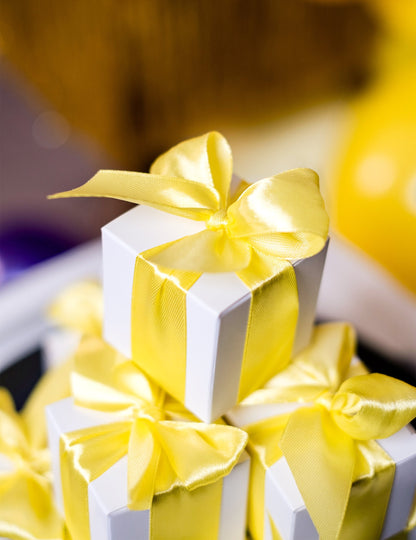 10 kvadratnih bijelih kartonskih kutija 5 x 5 cm za ušećerene bademe i svadbene poklone