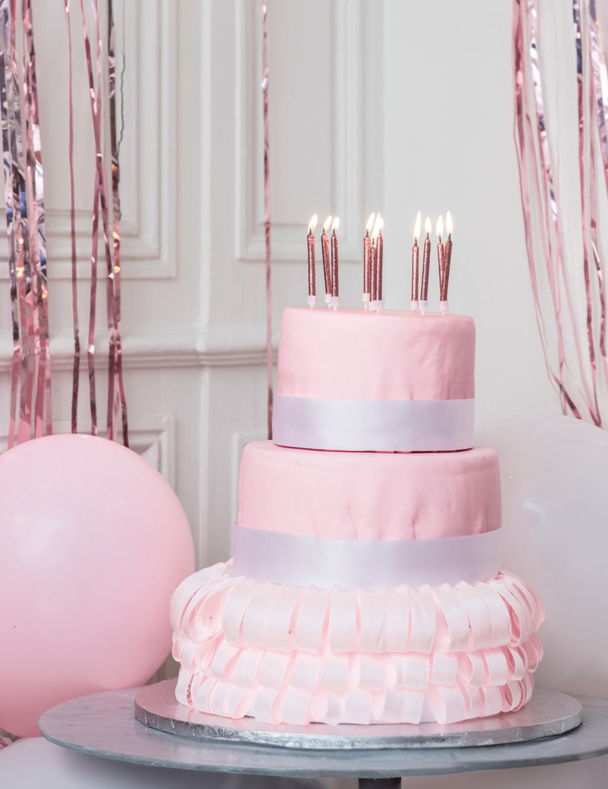 Mise en situation sur un gâteau des 10 bougies avec bobèches d'anniversaire rose gold pailletées