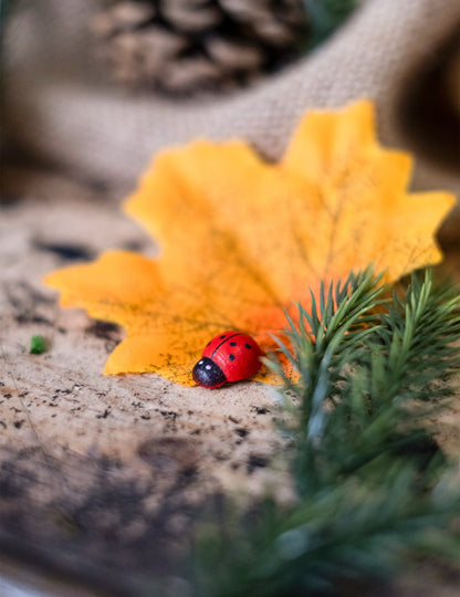 10 crvenih i crnih drvenih bubamara 1,5 cm za dekoraciju 