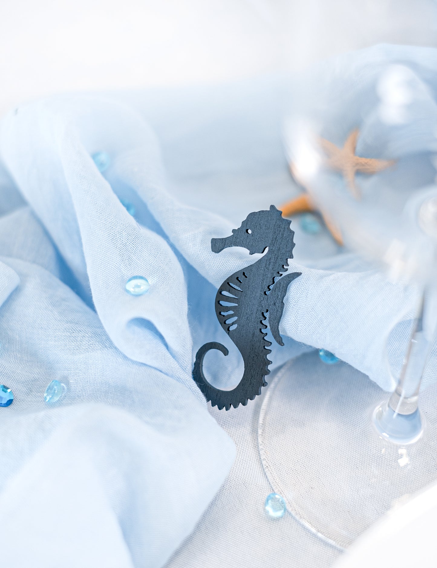 10 plavih hipokampanih drvenih konfeta 6 i 4,5 cm