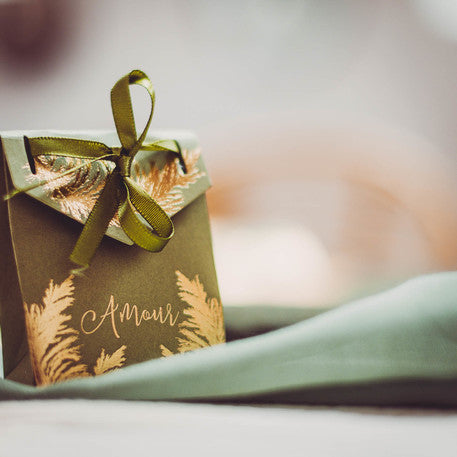 10 kaki pampas kartonskih kutija sa zlatnim obrubom, dizajnom "Love Wedding" i vrpcom