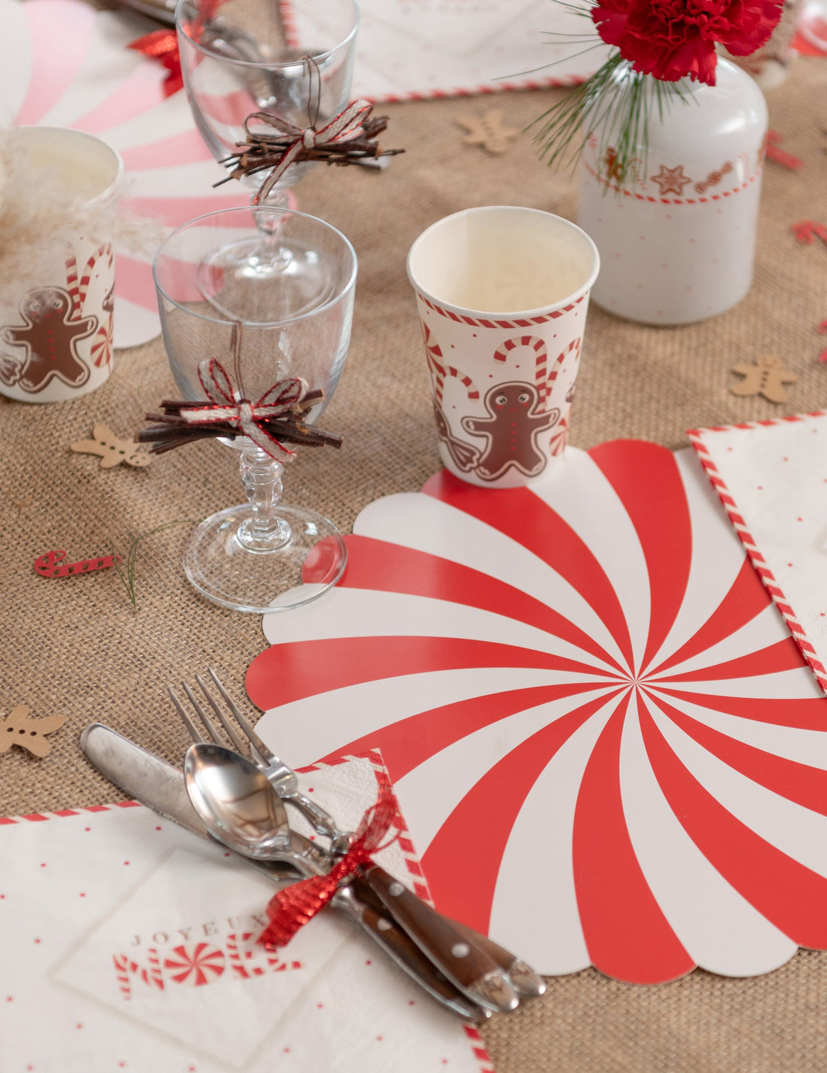 Mise en situation sur une table de fête des gobelets en carton gourmandises de Noël