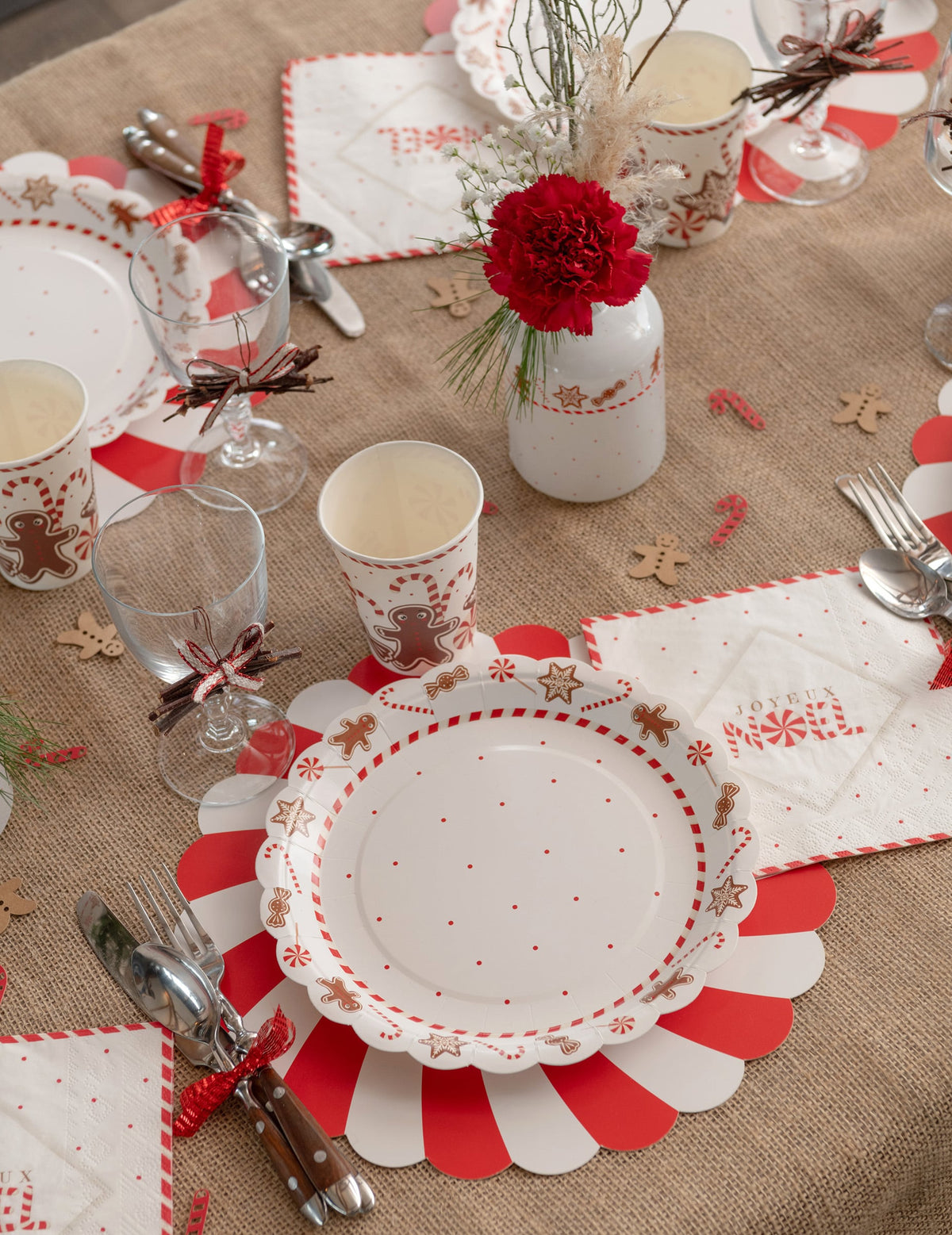 Vue d'ensemble sur table de fête des gobelets en carton gourmandises de Noël