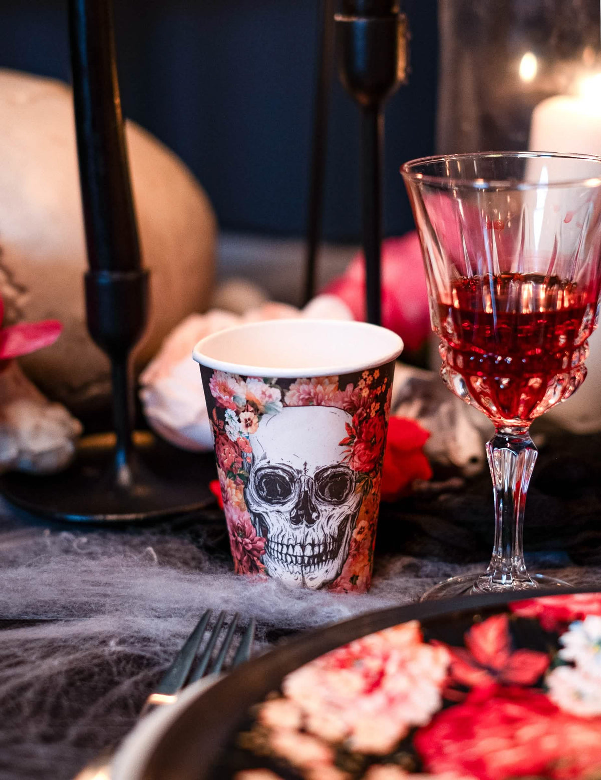 Prikaz na ukrašenom stolu s cvjetnom kartonskom čašom sa skeletom
