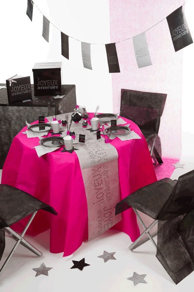 Mise en situation des housses de chaise premium avec nœud pour fête noires