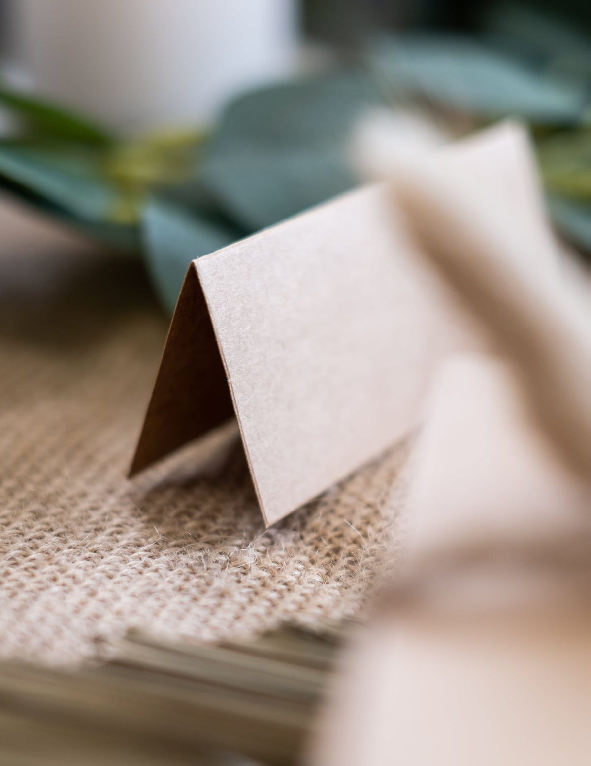 Vue de profil du marque-place en kraft pour mariage