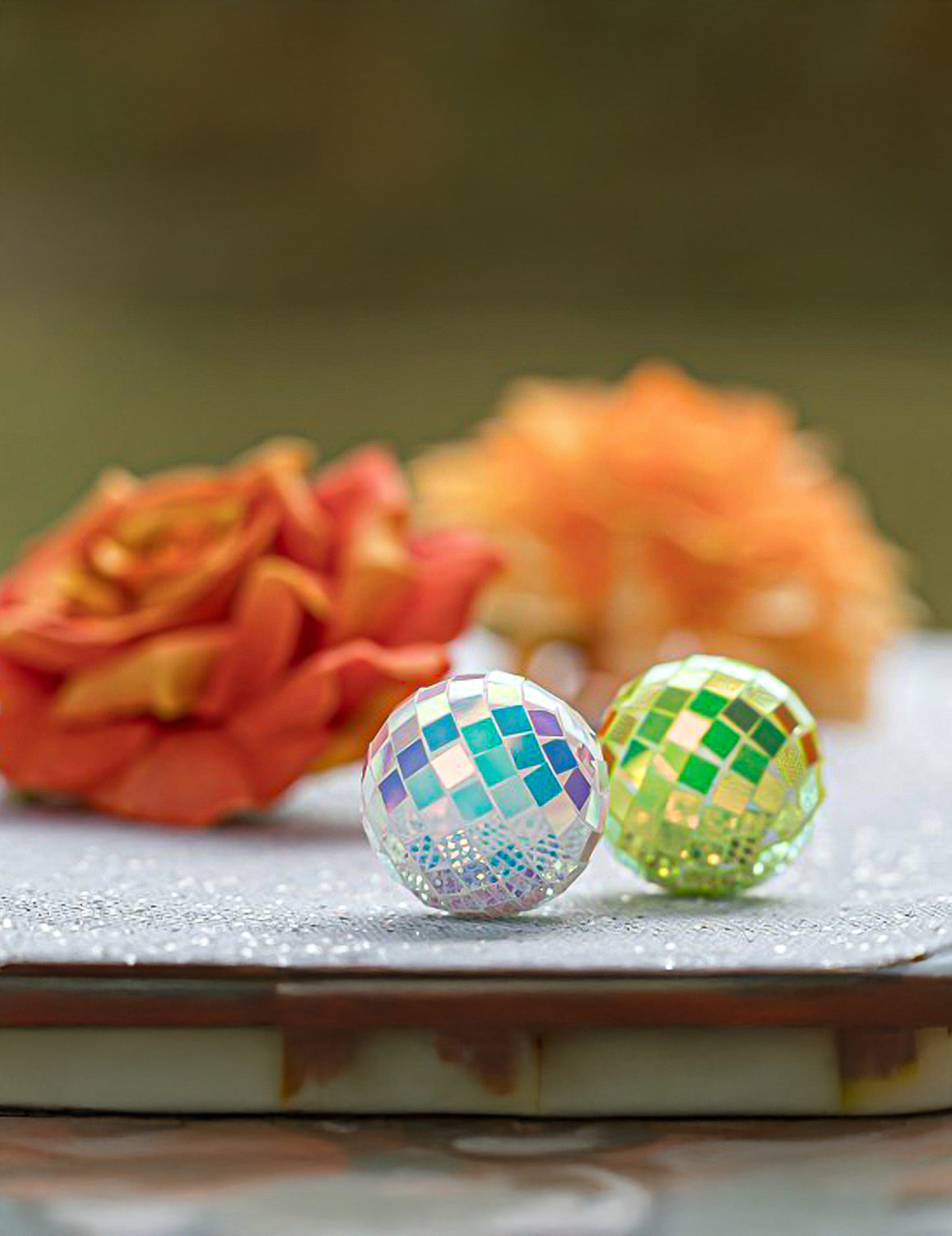 10 mini višebojnih iridescentnih disco kuglica 4 cm