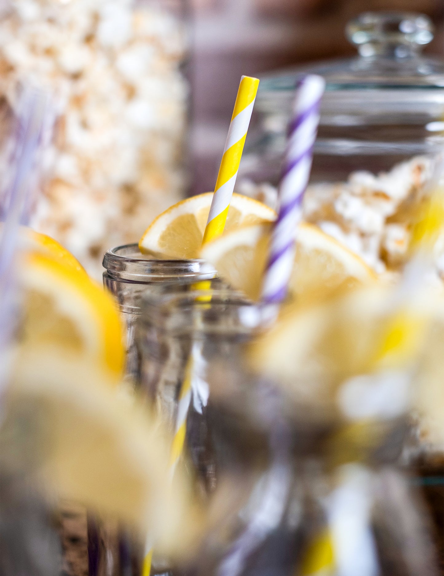 10 žutih prugastih kartonskih slamki 19,5 cm za koktele