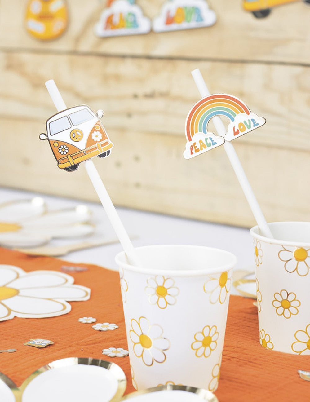 Mise en situation sur table des pailles en carton Hippie