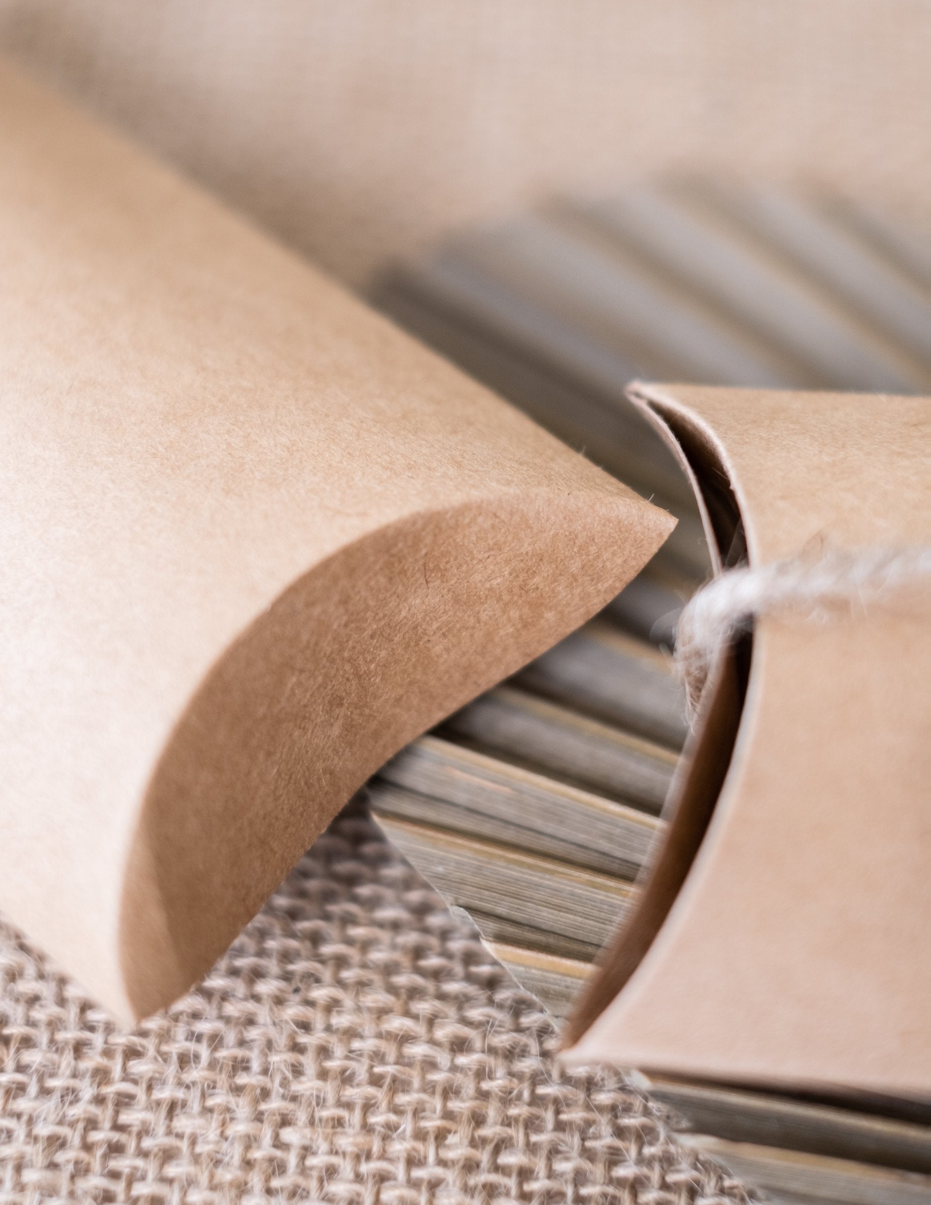 Kadar na preklapanju malih kraft kutijica za proslavu svijetlosmeđi u obliku berlingota