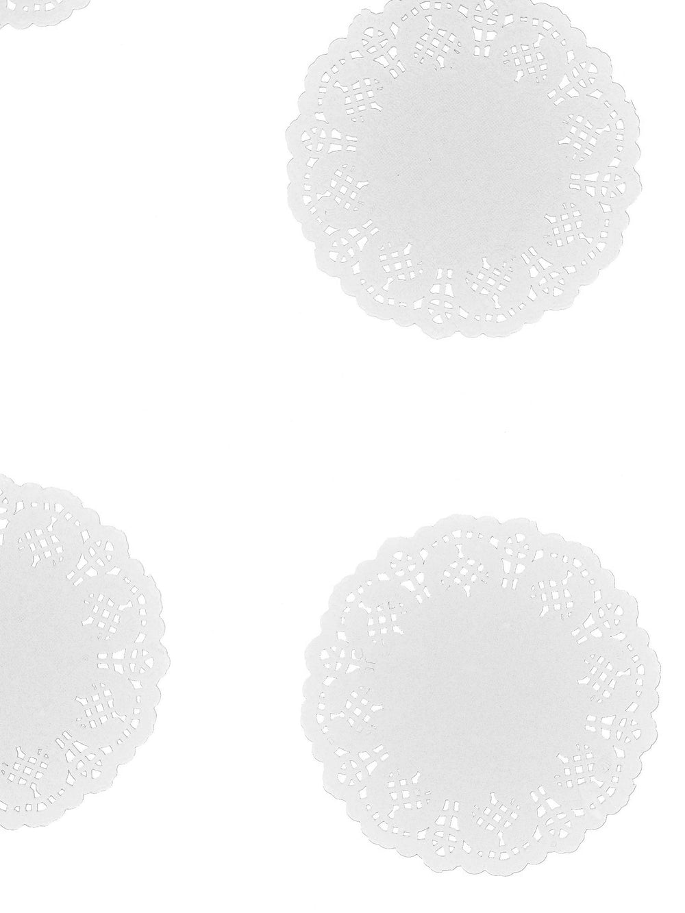 Vue de plusieurs exemplaires des petits napperons en papier dentelle blanc