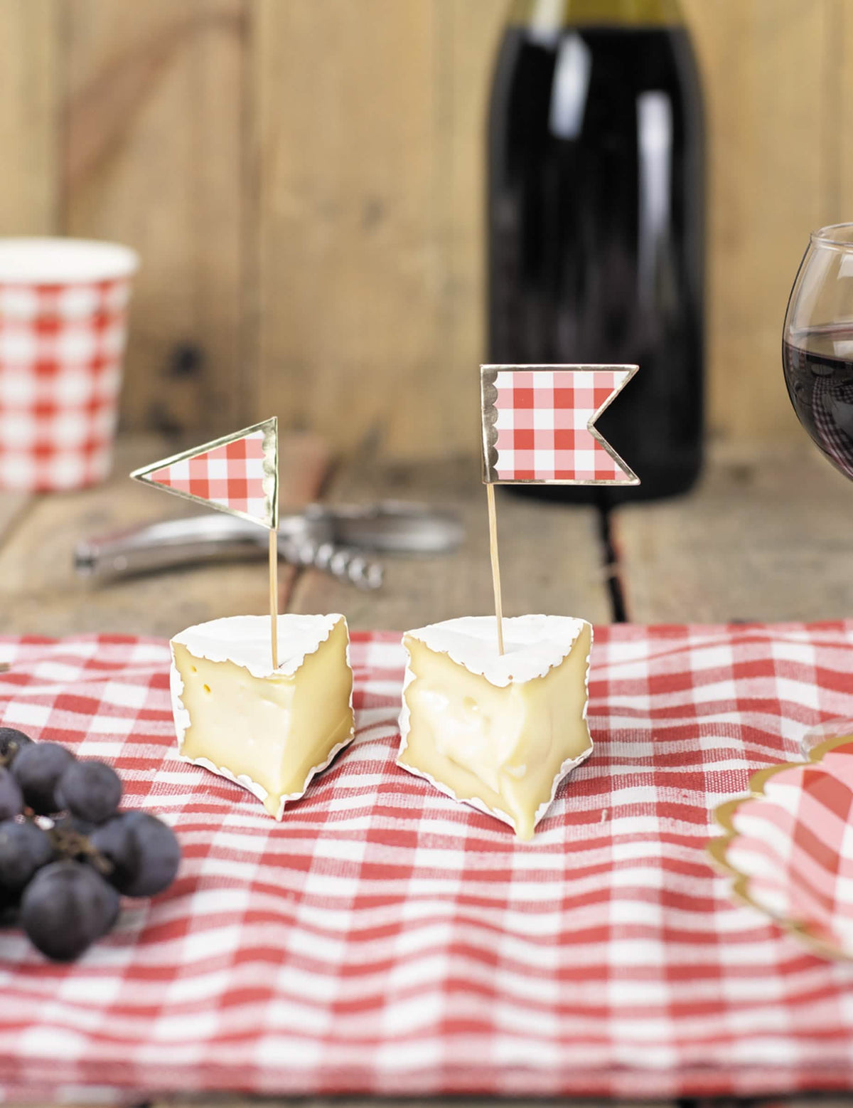 Mise en situation sur du fromage du pics à cocktail vichy pour fête