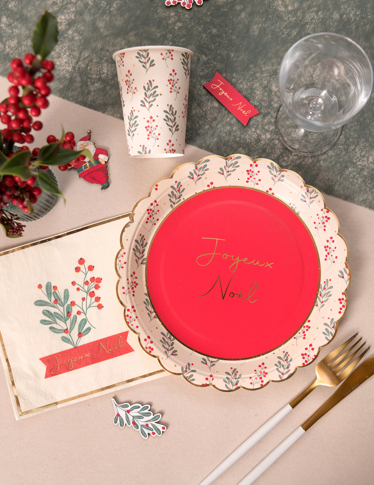 Mise en situation sur une table de fête des serviettes houx de noël