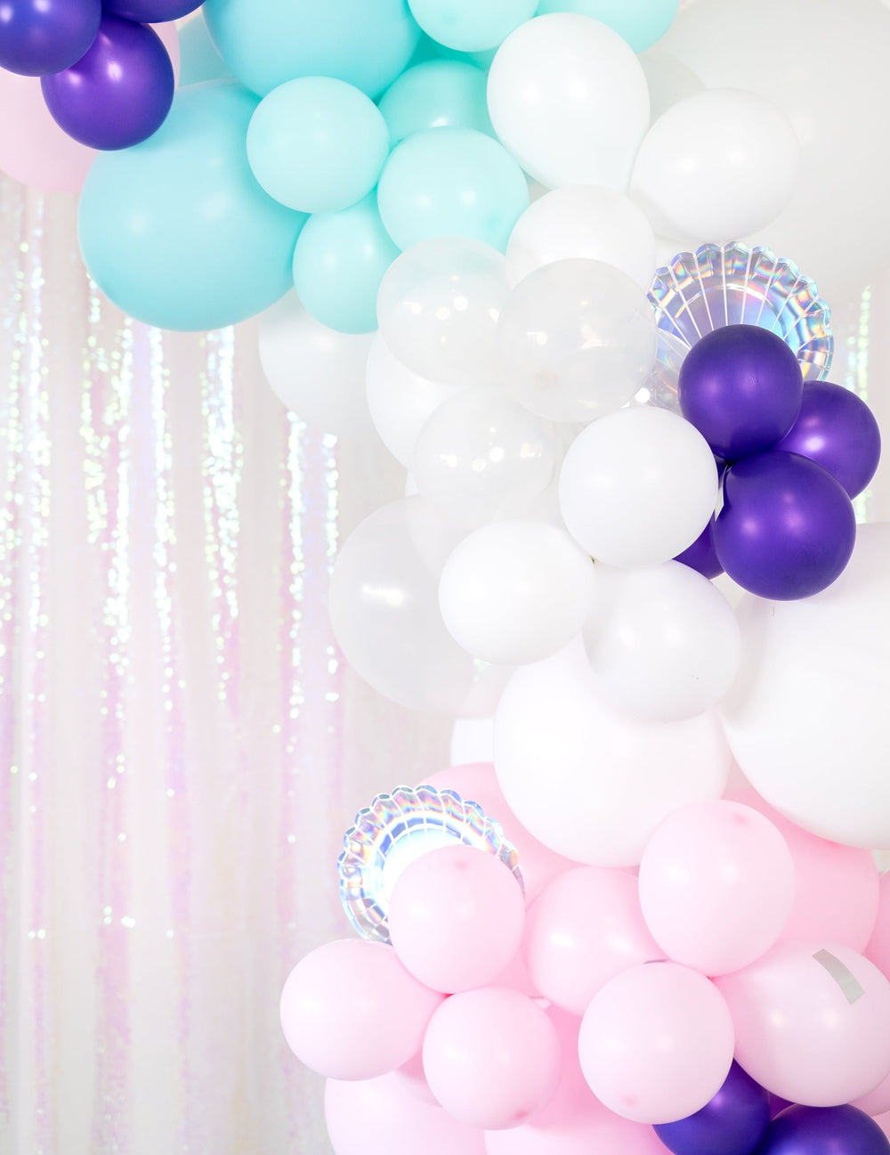 Mise en situation dans une arche des ballons pour décoration de fête blancs