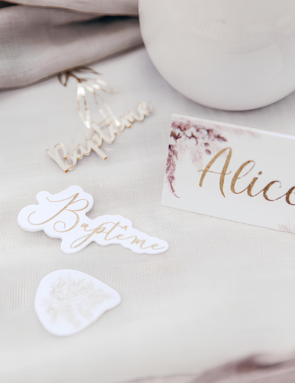 Détail de la dorure des confettis de table pampas et fleurs de coton pour baptême
